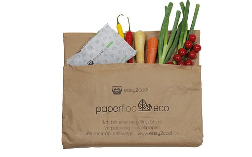 easy2cool has invented a paperfloc Eco-Liner bag that contains shredded recycled paper to insulate cold products, keeping contents frozen or chilled for up to 48 hours. Prior to working with Mondi, the outer layer around the insulation material consisted of mono-PE. By collaborating closely with Mondi, easy2cool has been able to replace the mono-PE layer with Mondi’s recyclable FunctionalBarrier Paper.