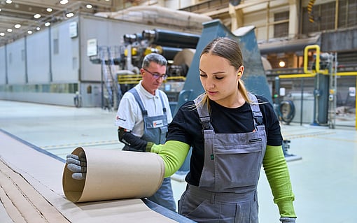 Mondi Swiecie production worker with paper roll