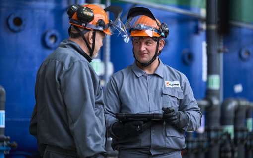 Two male production workers in a Mondi packaging plant.