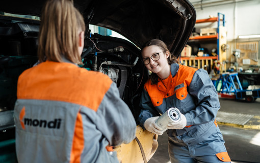 Mitarbeiter:innen in der Produktion