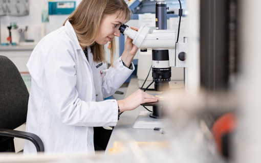 Mitarbeiterin im Labor