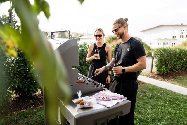 Mitarbeitende beim Grillen