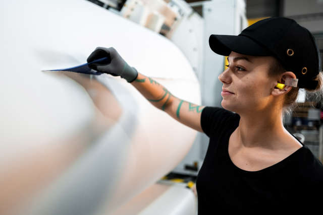 Mitarbeiterin am Arbeitsplatz in der Produktion