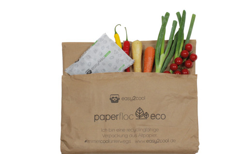 easy2cool has invented a paperfloc Eco-Liner bag that contains shredded recycled paper to insulate cold products, keeping contents frozen or chilled for up to 48 hours. Prior to working with Mondi, the outer layer around the insulation material consisted of mono-PE. By collaborating closely with Mondi, easy2cool has been able to replace the mono-PE layer with Mondi’s recyclable FunctionalBarrier Paper.