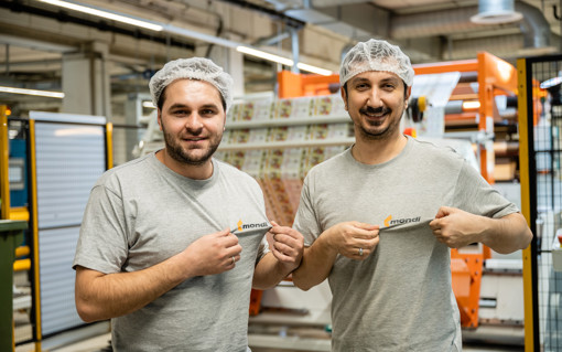 Mitarbeiter an der Produktionsmaschine