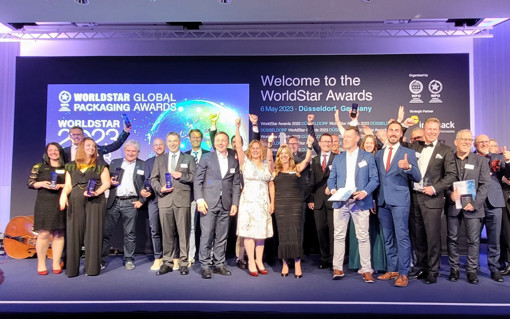 Feier der Awardverleihung mit dem Team auf der Bühne