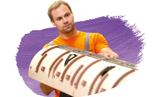 A Mondi colleagues working in manufacturing.