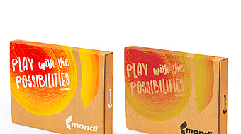 wei Mondi-Verpackungsschachteln mit roten und gelben Pinselstrichen, dem Schriftzug ‚Play with the possibilities‘ in der oberen linken Ecke und dem Mondi-Logo in der unteren rechten Ecke.