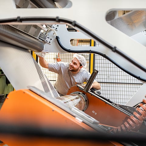 Mitarbeiter an der Maschine