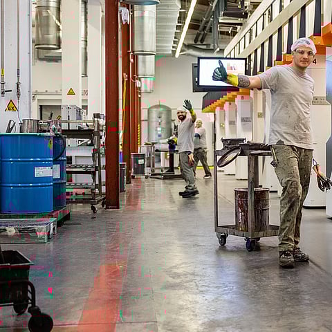 Mitarbeiter an der Druckmaschine