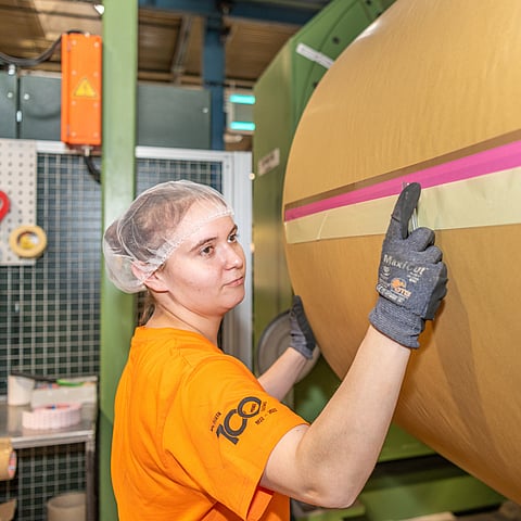 Mitarbeiterin in der Produktion