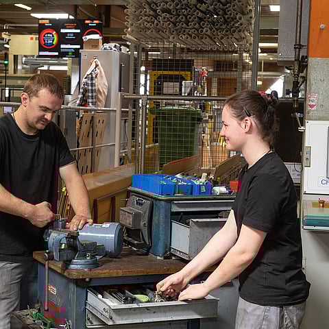 Frau in der Produktion