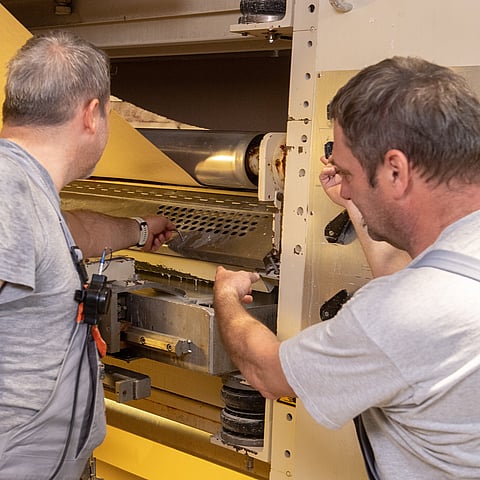Männer bei der Maschine