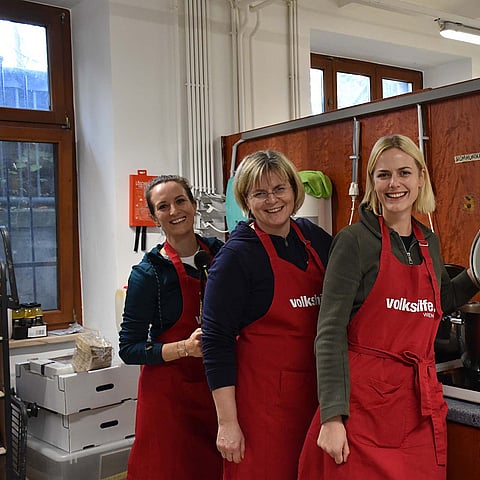Mondi employees cooking for homeless at Volkshilfe Vienna