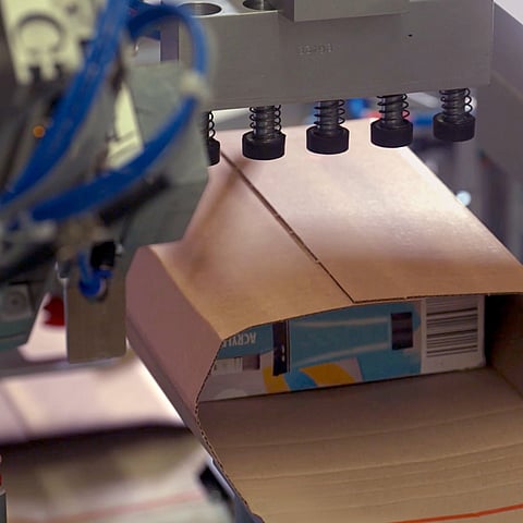 An Envelope Mailer is being automatically packed in an eCompack machine.