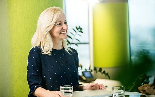 Mitarbeiterin im Büro