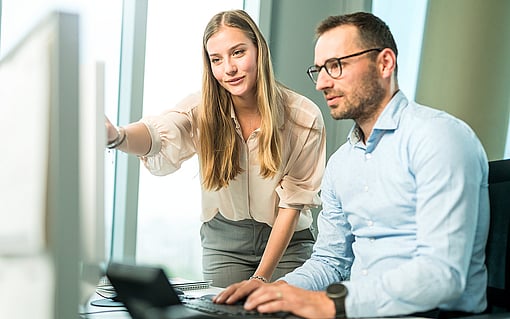 Mondi Büromitarbeitende schauen auf den Bildschirm