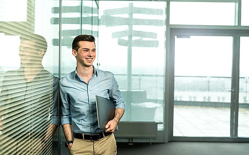 Büromitarbeiter mit Laptop