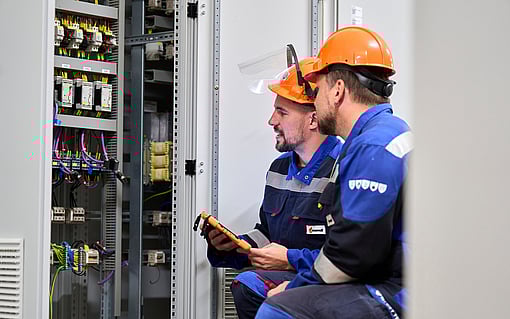 Mitarbeiter prüfen die Betriebstechnik