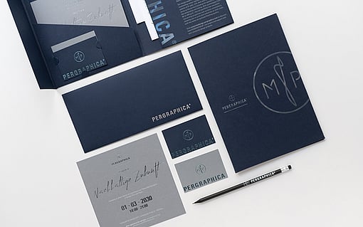 Druckunterlagen bringen die Corporate Identity visuell und haptisch zum Ausdruck. Dabei spielt das in Unternehmensdokumenten verwendete Papier eine besonders wichtige Rolle für den Erfolg von Corporate-Design-Projekten. Das einheitliche Erscheinungsbild sorgt für einen maximalen Wiedererkennungswert.