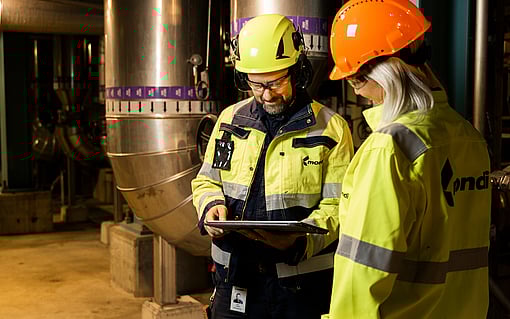 Zwei Mitarbietende in der Produktion in Sicherheitskleidung
