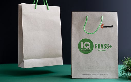 A special feature of the paper is the individual grain and fibre optic, which gives each individual bag and packaging a slightly different look and a valuable feel. The shade – which is natural in colour – can also vary slightly due to the ingredients found in nature. This must be taken into account when designing the print.