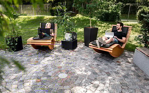 Mitarbeitende entspannen im Garten