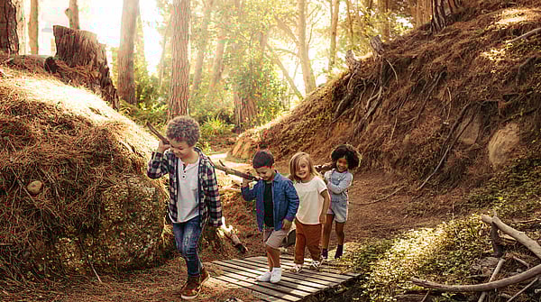 Traceless Mondi collaboration - children teamwork in forest