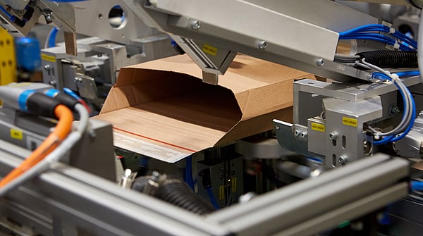 The Mondi eComPack machine handles the packaging of an Envelope Mailer in full automation.