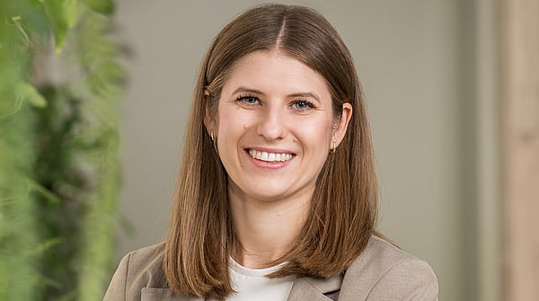 Profile picture of Vera, a young woman with light brown long hair and blue eyes, smiling friendly into the camera