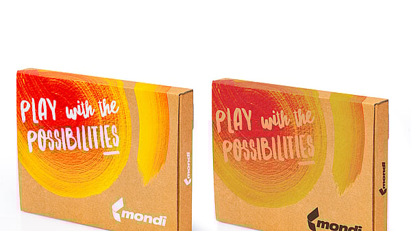 wei Mondi-Verpackungsschachteln mit roten und gelben Pinselstrichen, dem Schriftzug ‚Play with the possibilities‘ in der oberen linken Ecke und dem Mondi-Logo in der unteren rechten Ecke.