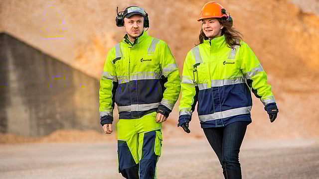 Mondi Dynäs production walkers walking outside