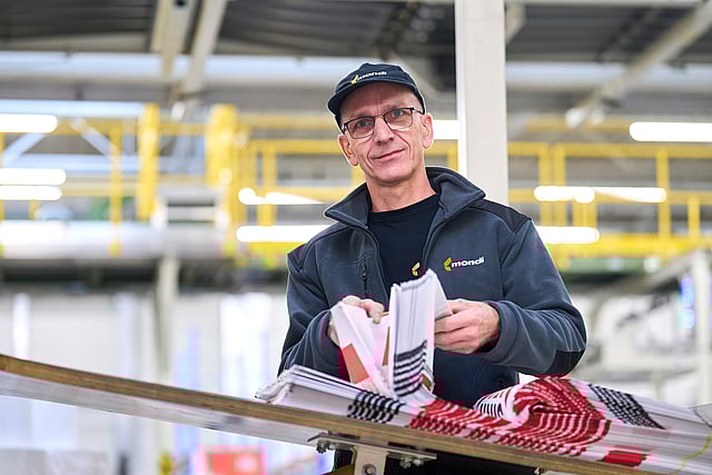 Mitarbeiter arbeitet an der Produktion