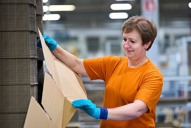 Mitarbeiterin in der Produktion von Wellpappe