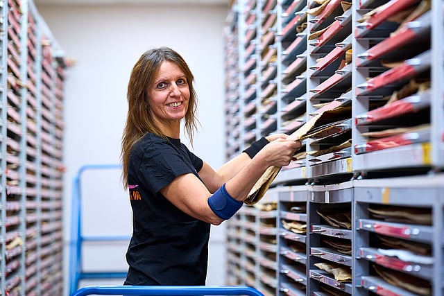 Mitarbeiterin im Lager