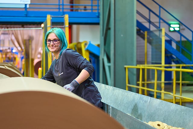 Mitarbeiterin in der Produktion