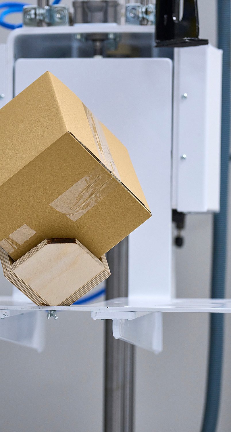 A corrugated box is being tested at the Mondi Performance Lab.