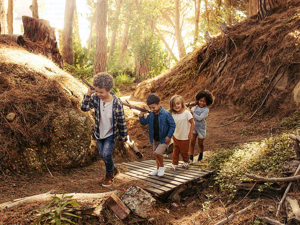 Traceless Mondi collaboration - children teamwork in forest