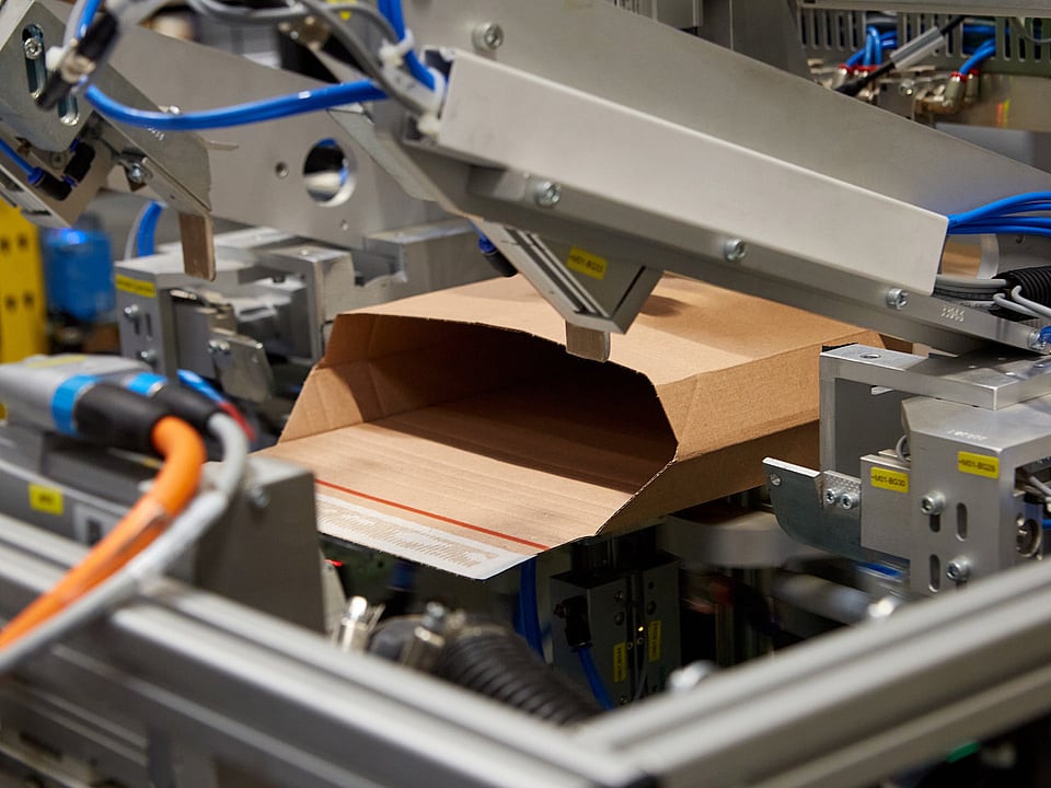 The Mondi eComPack machine handles the packaging of an Envelope Mailer in full automation.