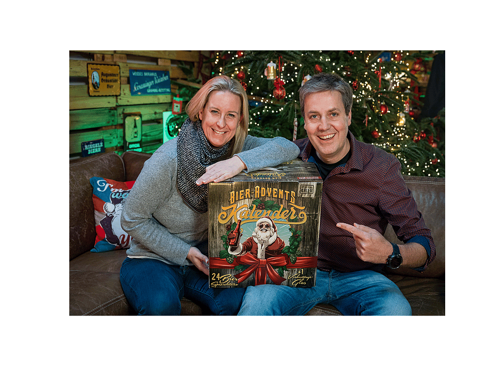 Alexandra and Peter Reimann showing the Kalea Beer Advent Calendar developed together with Mondi.