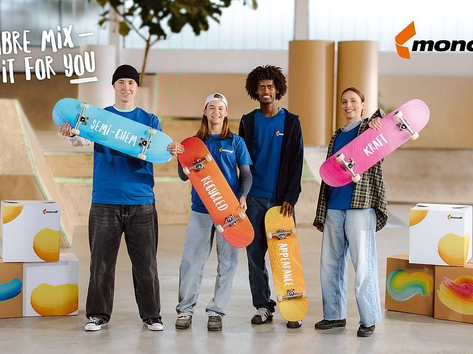 Four young people are holding colourful skateboards, each adorned with the names of Containerboard's various product categories. They are surrounded by Mondi boxes, and in the top left corner, the phrase "The full fibre mix - the right fit for you" appears.