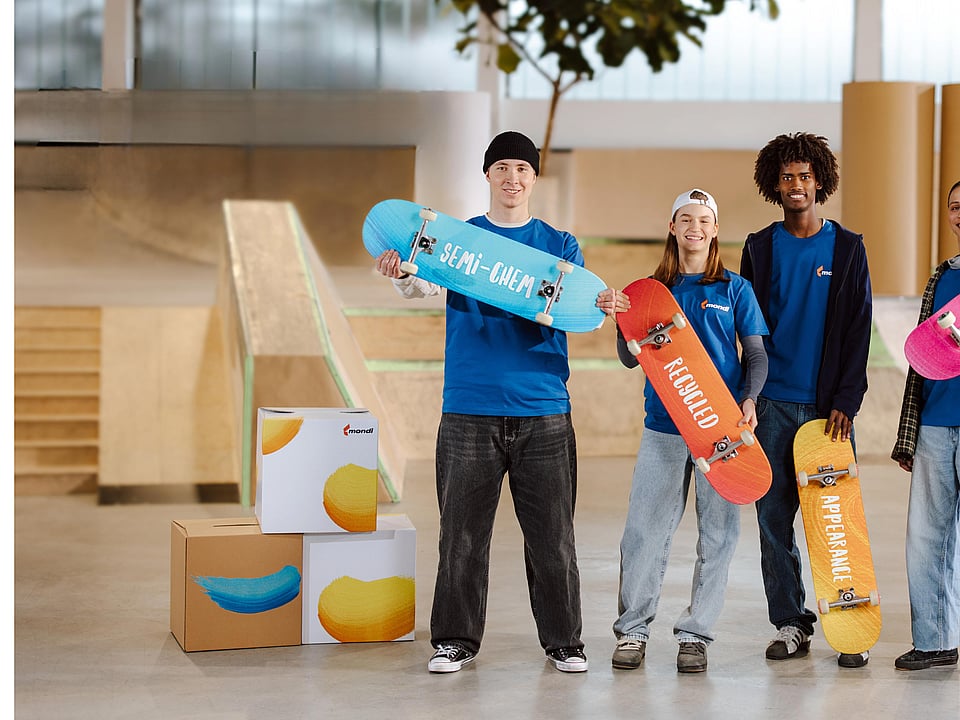 Four young people are holding colourful skateboards, each adorned with the names of Containerboard's various product categories. They are surrounded by Mondi boxes, and in the top left corner, the phrase "The full fibre mix - the right fit for you" appears.