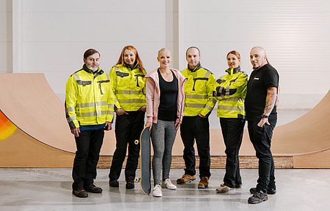 A group of Mondi colleagues standing with Olympic Skateboarder Julia Brückler in front of a half-pipe made from Mondi's containerboard.