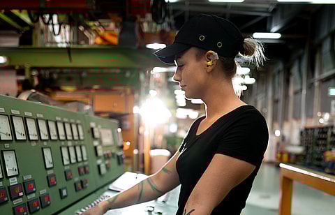 Kollegin arbeitet in der Produktion