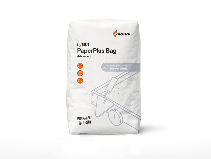Ein weißer, industriell gestalteter Papiersack mit der Aufschrift „PaperPlus Bag Advanced“ steht aufrecht. Die Verpackung zeigt schlichte orangefarbene Symbole sowie eine technische Linienzeichnung von Maschinen auf der Vorderseite.