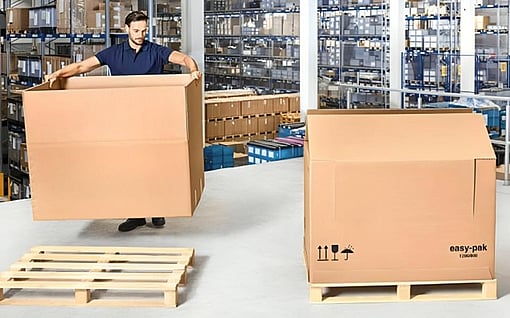 A man is erecting Mondi's Easy-Pak packaging solutions, which are designed for large or heavy products.