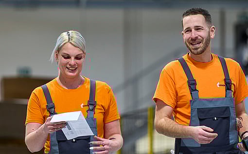 Mitarbeiterin und Mitarbeiter in der Produktion