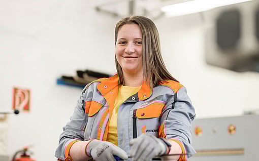 Mitarbeiterin aus Mondi Neusiedler