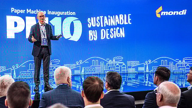 Andrew King, Mondi Group CEO, speaking on the stage to customers.