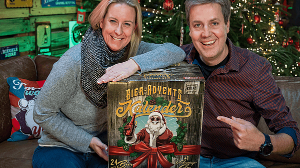 Alexandra and Peter Reimann showing the Kalea Beer Advent Calendar developed together with Mondi.
